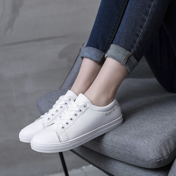 Γυναικεία έκο δερμάτινα αθλητικά παπούτσια με κορδόνια - καλσικό μοντέλο