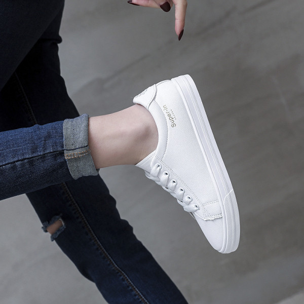 Γυναικεία έκο δερμάτινα αθλητικά παπούτσια με κορδόνια - καλσικό μοντέλο