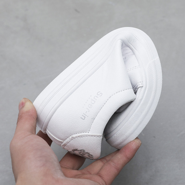 Γυναικεία έκο δερμάτινα αθλητικά παπούτσια με κορδόνια - καλσικό μοντέλο