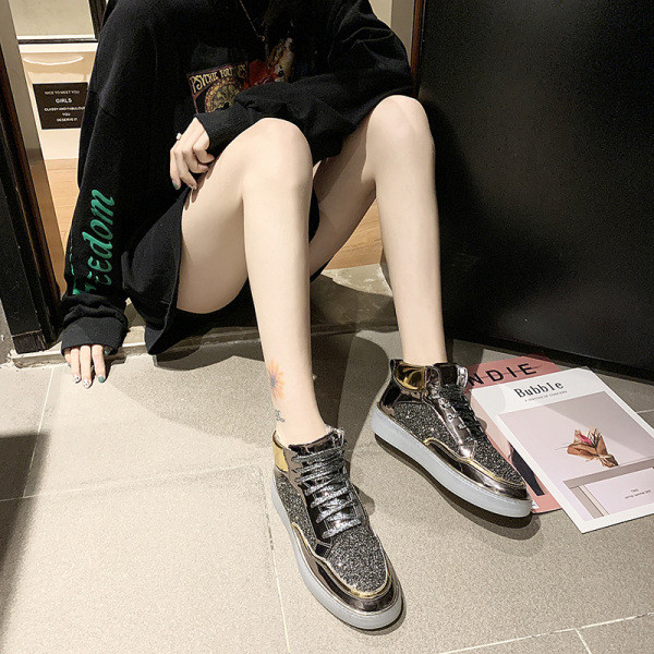 Alkalmi női tornacipő fényes elemmel, lapos talppal