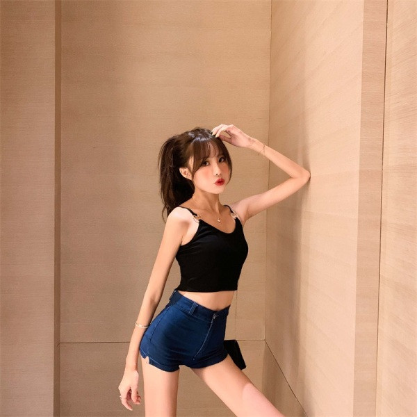 Testhezálló női rövid farmernadrág magas derékkal és hasítékkal