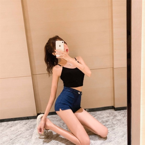 Testhezálló női rövid farmernadrág magas derékkal és hasítékkal