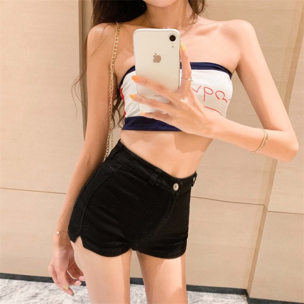 Testhezálló női rövid farmernadrág magas derékkal és hasítékkal