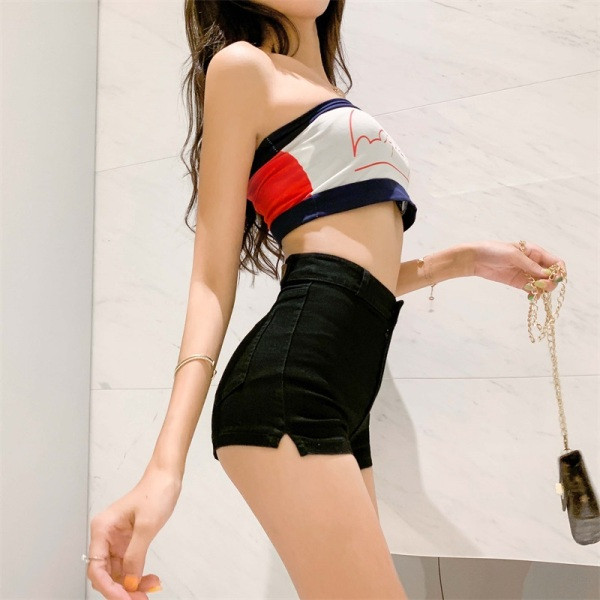 Testhezálló női rövid farmernadrág magas derékkal és hasítékkal