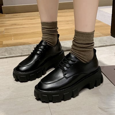 Kareda talla ja paeltega naiste nahast kingad