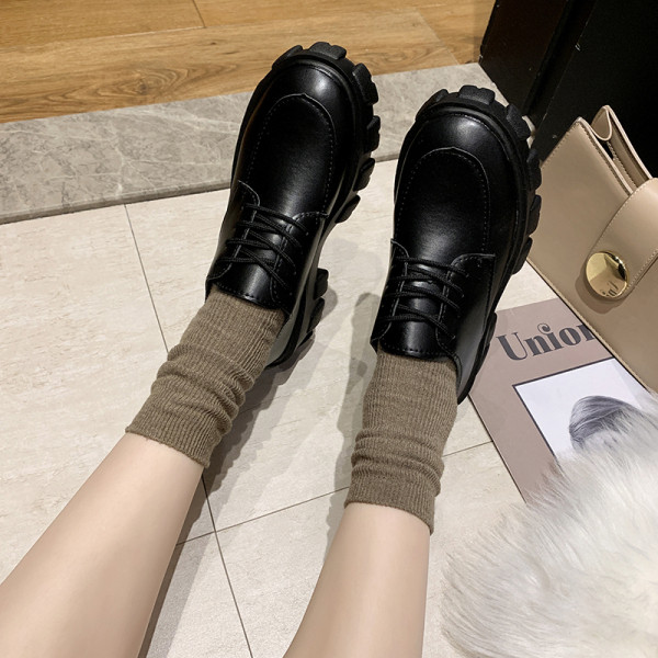 Kareda talla ja paeltega naiste nahast kingad