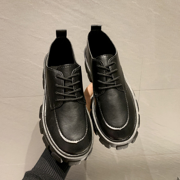 Kareda talla ja paeltega naiste nahast kingad