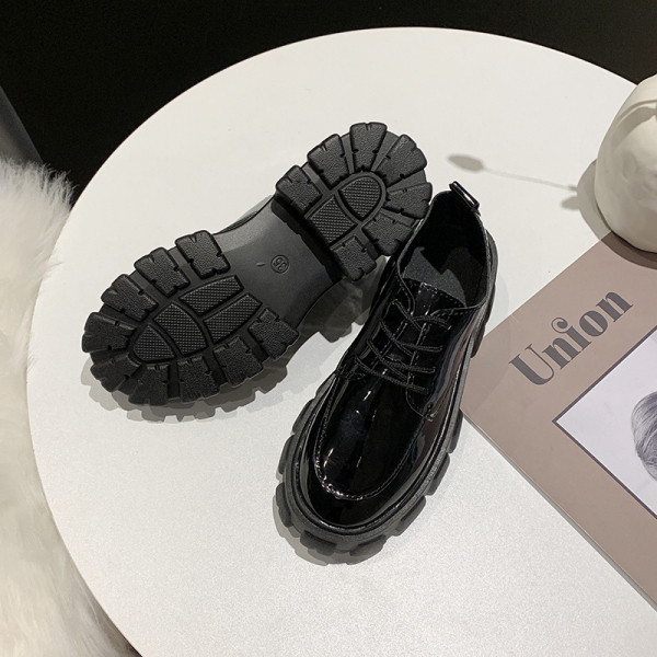 Kareda talla ja paeltega naiste nahast kingad