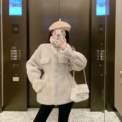 Модерно дамско палто с висока яка и джобове