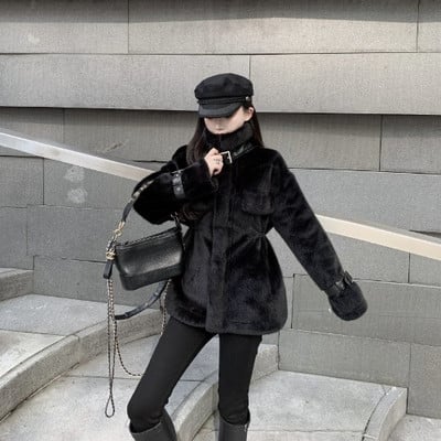 Модерно дамско палто с висока яка и джобове