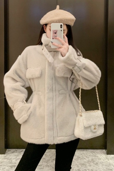 Модерно дамско палто с висока яка и джобове 