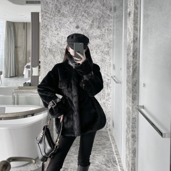 Модерно дамско палто с висока яка и джобове 