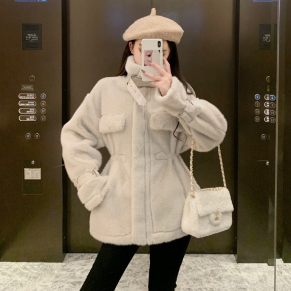 Модерно дамско палто с висока яка и джобове 