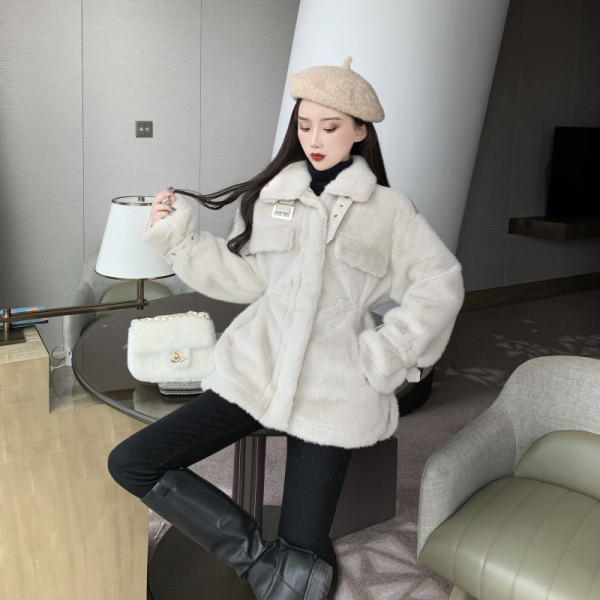 Модерно дамско палто с висока яка и джобове 