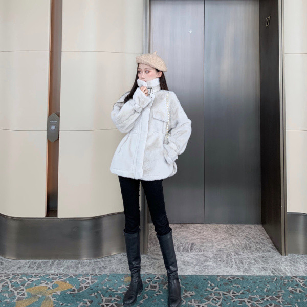 Модерно дамско палто с висока яка и джобове 