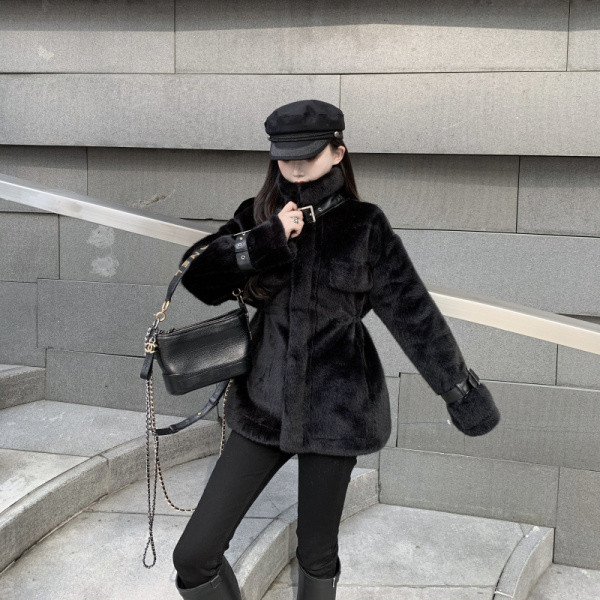 Модерно дамско палто с висока яка и джобове 