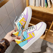 Alkalmi, színes női tornacipő lapos talppal és fűzővel