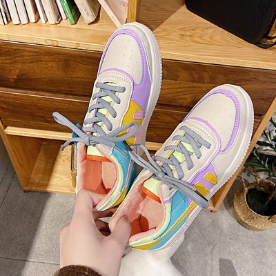 Alkalmi, színes női tornacipő lapos talppal és fűzővel