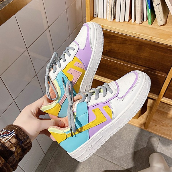 Alkalmi, színes női tornacipő lapos talppal és fűzővel