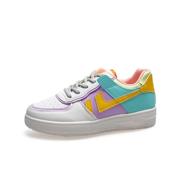 Alkalmi, színes női tornacipő lapos talppal és fűzővel