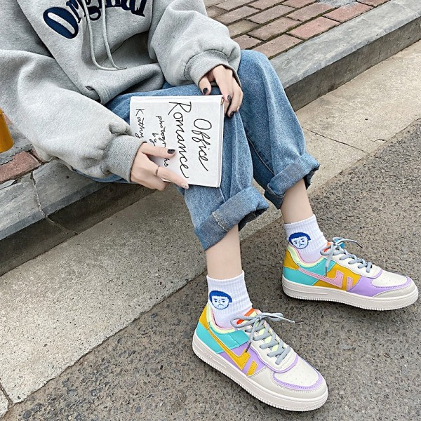 Alkalmi, színes női tornacipő lapos talppal és fűzővel