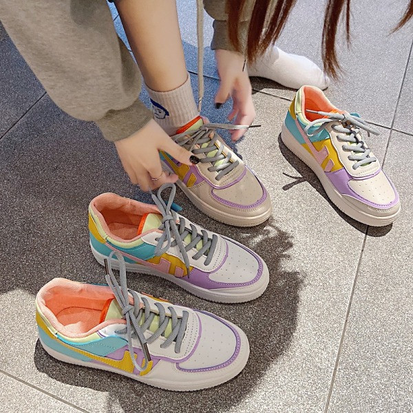 Alkalmi, színes női tornacipő lapos talppal és fűzővel