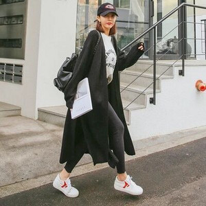 Paprastas moteriškas ilgas megztinis su kišenėmis