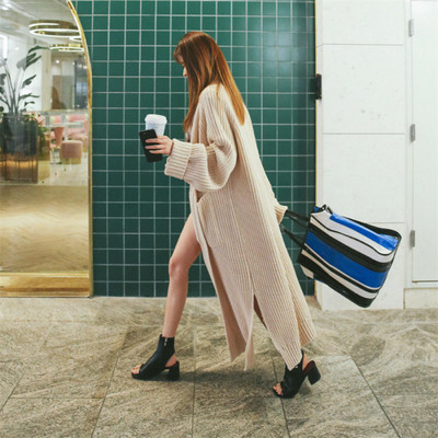 Paprastas moteriškas ilgas megztinis su kišenėmis