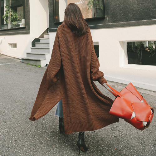 Paprastas moteriškas ilgas megztinis su kišenėmis