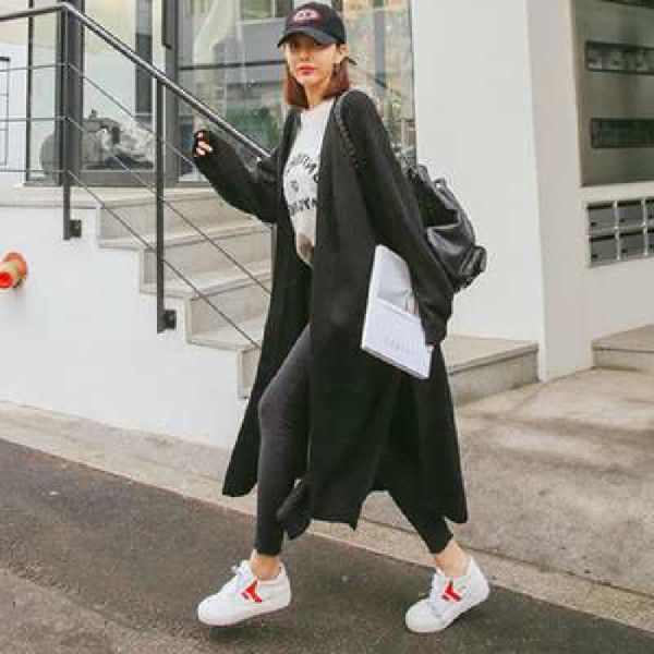 Paprastas moteriškas ilgas megztinis su kišenėmis