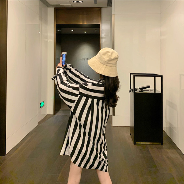 Lai naiste triibuline särk klassikalise kraega