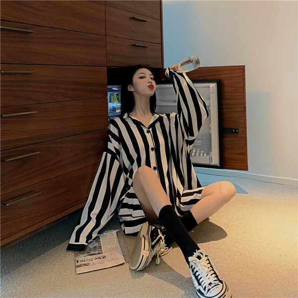 Lai naiste triibuline särk klassikalise kraega