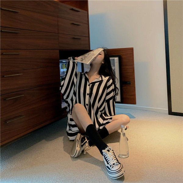 Lai naiste triibuline särk klassikalise kraega