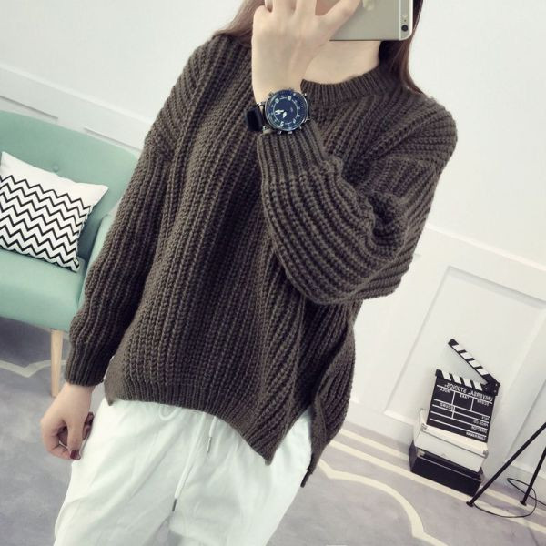 Kerek nyakkivágású női pulóver aszimmetrikus modellje