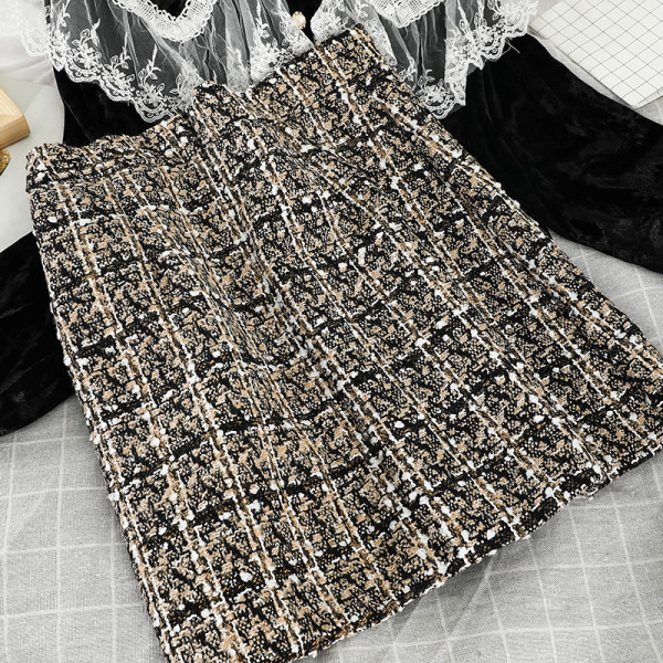 Stílusos női szett, amely tartalmaz egy csipkés bársonyinget és egy magas derékú kötött szoknyát