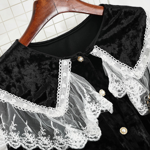 Stílusos női szett, amely tartalmaz egy csipkés bársonyinget és egy magas derékú kötött szoknyát