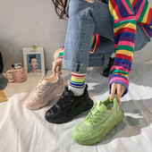 Műbőrből készült, fűzős, fényes hatású, alkalmi női tornacipő