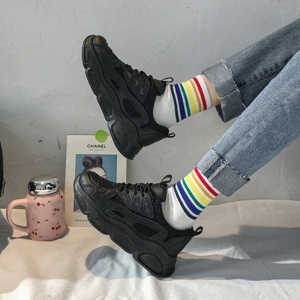 Műbőrből készült, fűzős, fényes hatású, alkalmi női tornacipő