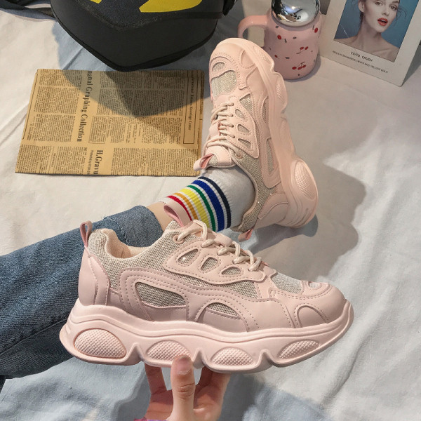 Műbőrből készült, fűzős, fényes hatású, alkalmi női tornacipő