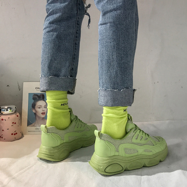 Műbőrből készült, fűzős, fényes hatású, alkalmi női tornacipő