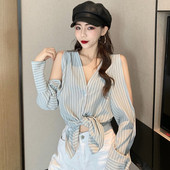 Triibuline naiste särk väljalõigatud varrukate ja spits-kaelusega