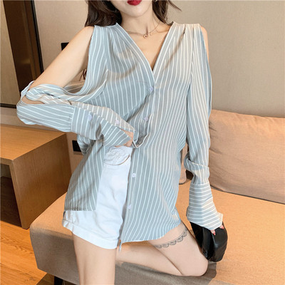 Triibuline naiste särk väljalõigatud varrukate ja spits-kaelusega