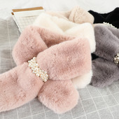 Stilīga, pūkaina sieviešu šalle ar dekoratīvām pērlēm