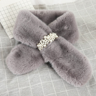 Stilīga, pūkaina sieviešu šalle ar dekoratīvām pērlēm