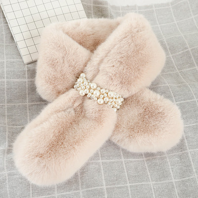 Stilīga, pūkaina sieviešu šalle ar dekoratīvām pērlēm