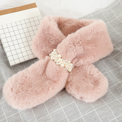 Stilīga, pūkaina sieviešu šalle ar dekoratīvām pērlēm