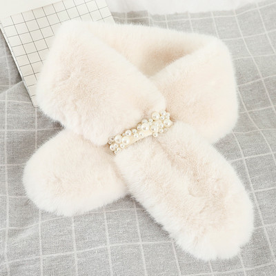 Stilīga, pūkaina sieviešu šalle ar dekoratīvām pērlēm