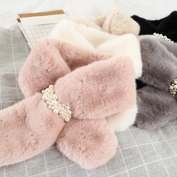 Stilīga, pūkaina sieviešu šalle ar dekoratīvām pērlēm