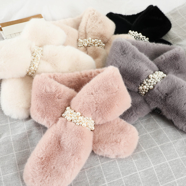 Stilīga, pūkaina sieviešu šalle ar dekoratīvām pērlēm