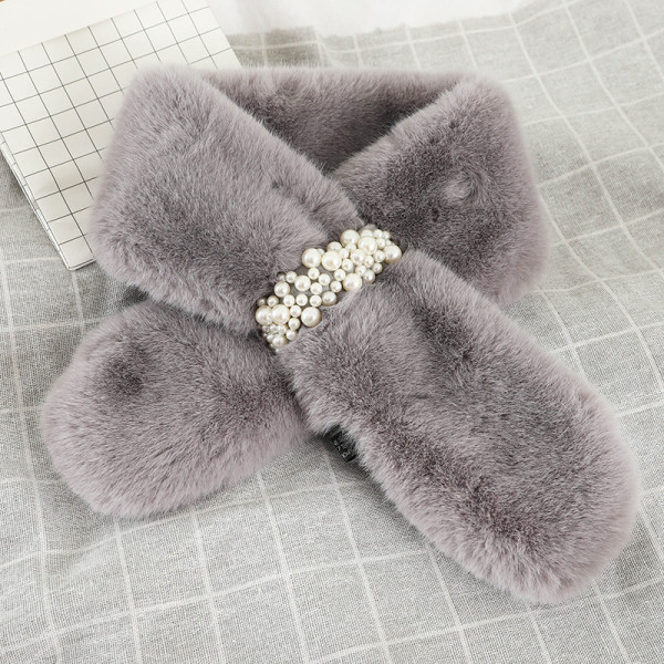 Stilīga, pūkaina sieviešu šalle ar dekoratīvām pērlēm